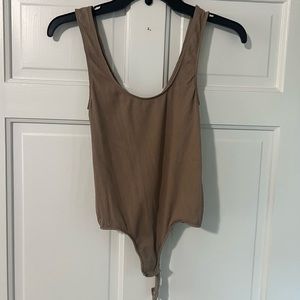 STRETCH RIB SCOOP TANK BODYSUIT | DESERT